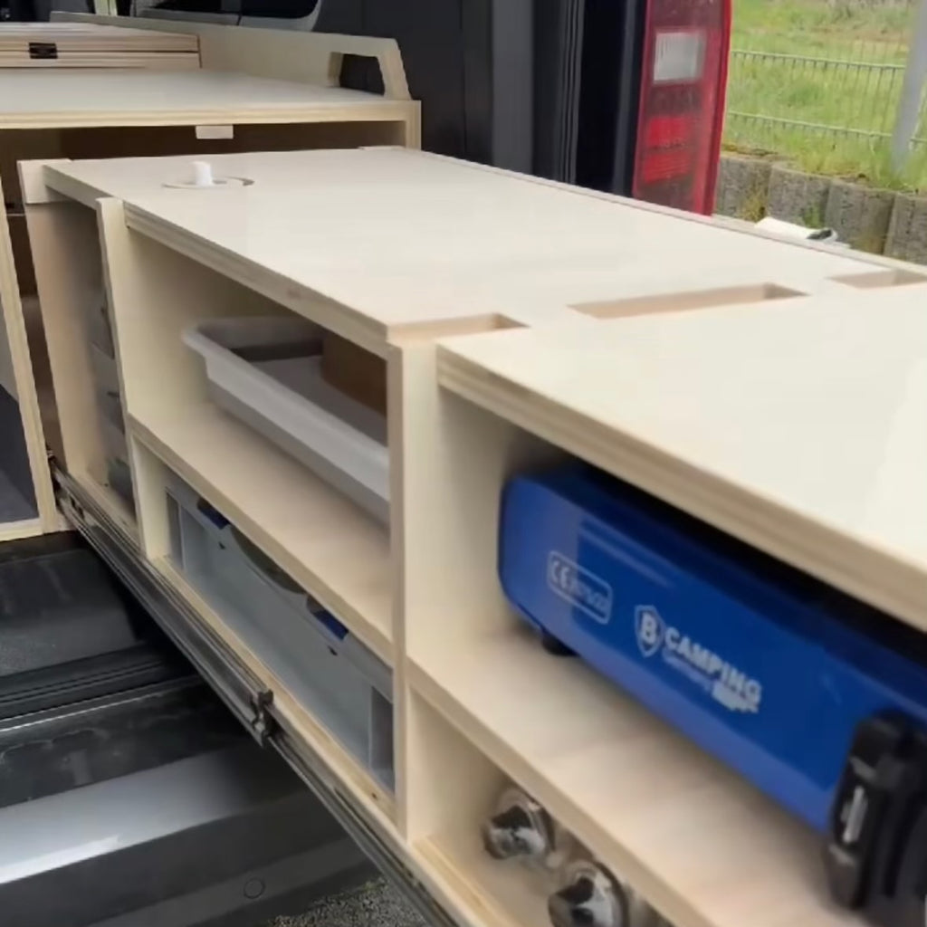 Rechte Schubladenseite hat eine ausziehbare Länge von 100 cm