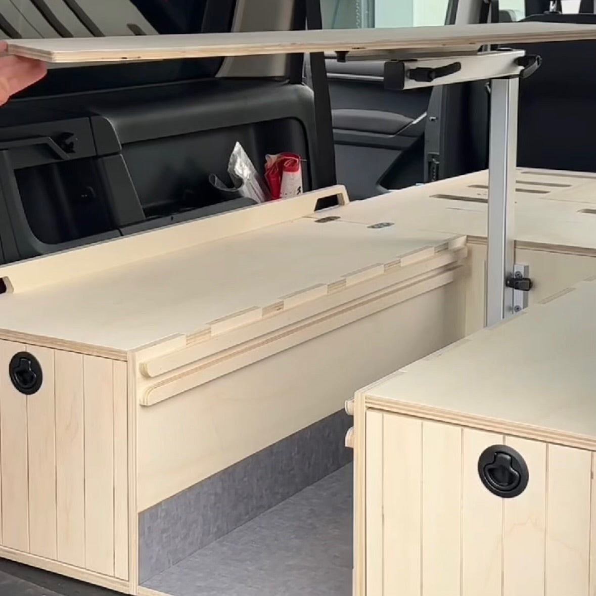 Mit dem schwenkbaren Tisch ist man flexibel